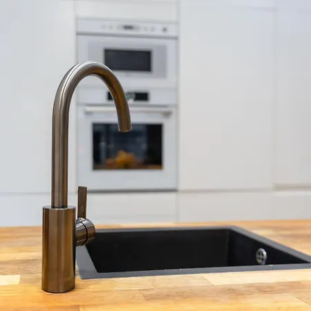 Srutowa 8 With Balcony & Ac Properunit *