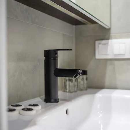 Srutowa 8 With Balcony & Ac Properunit *