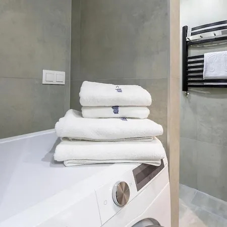 Srutowa 8 With Balcony & Ac Properunit *