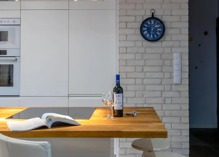 Srutowa 8 With Balcony & Ac Properunit