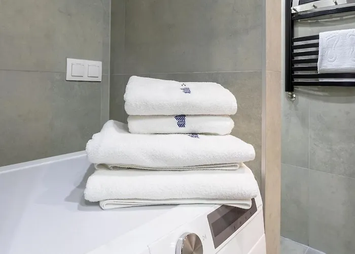 Srutowa 8 With Balcony & Ac Properunit *